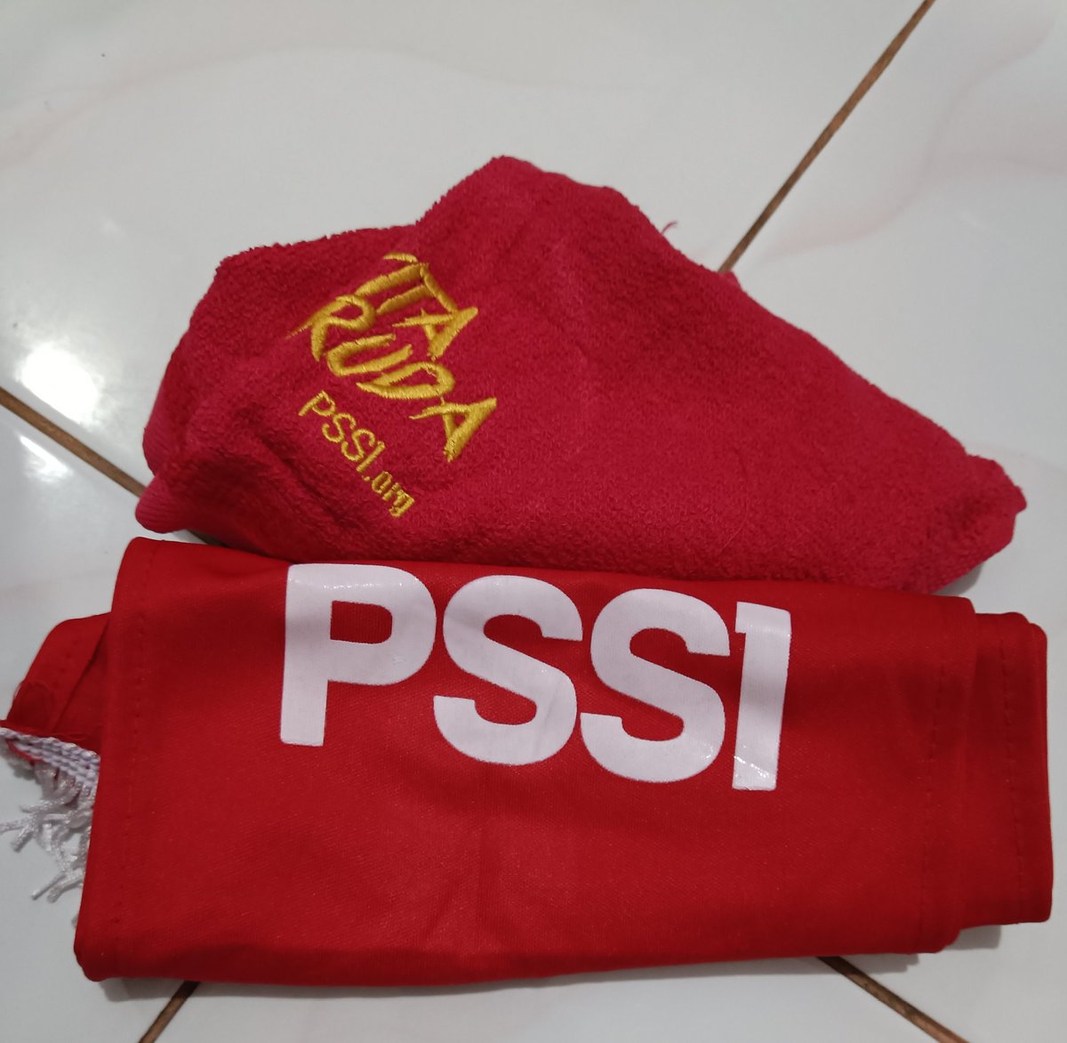 Kombinasi yah pas, pake jersey merah buat dukung striker <a href="/ManCity/">Manchester City</a> @julianalvarez plus dukung Timnas Indonesia <a href="/PSSI/">PSSI</a> yang bakal berlaga besok di GBK. Yang penting #SeninPakaiJersey