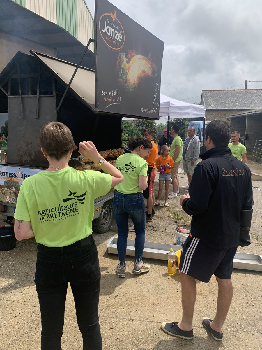 Tous mobilisés les @agriculteursBzh lors de  l’opération #Tousalaferme. Poulet de Janzé, huiles locales, fromages et miels partagés avec les nombreux visiteurs