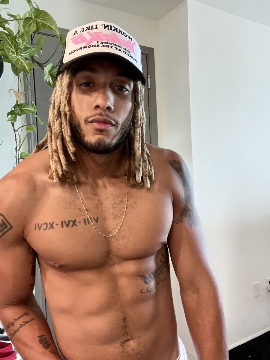 derek_savagee's tweet photo. She said I’m pretty all around 👀 https://t.co/Ke4JI2sJ99