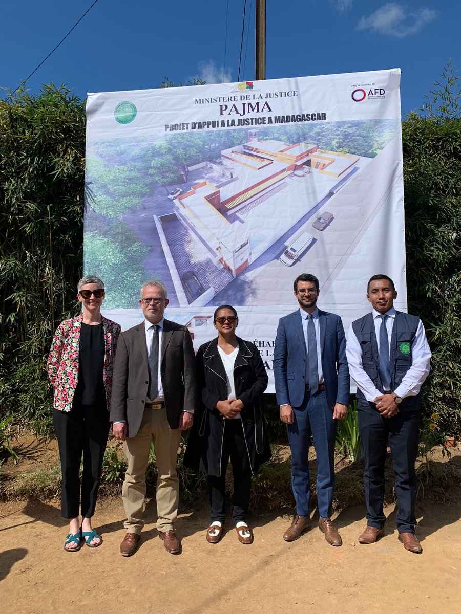 AFD_France's tweet photo. La 🇫🇷 et #Madagascar s’engagent pour améliorer les conditions de vie des détenus et de travail du personnel pénitentiaire.

Le 15 juin dernier, les travaux de réhabilitation et d’extension de la Maison centrale Manjakandriana ont débuté.

Pour en savoir +👉https://t.co/9eySbuTml2 https://t.co/SoFPRZA2nq