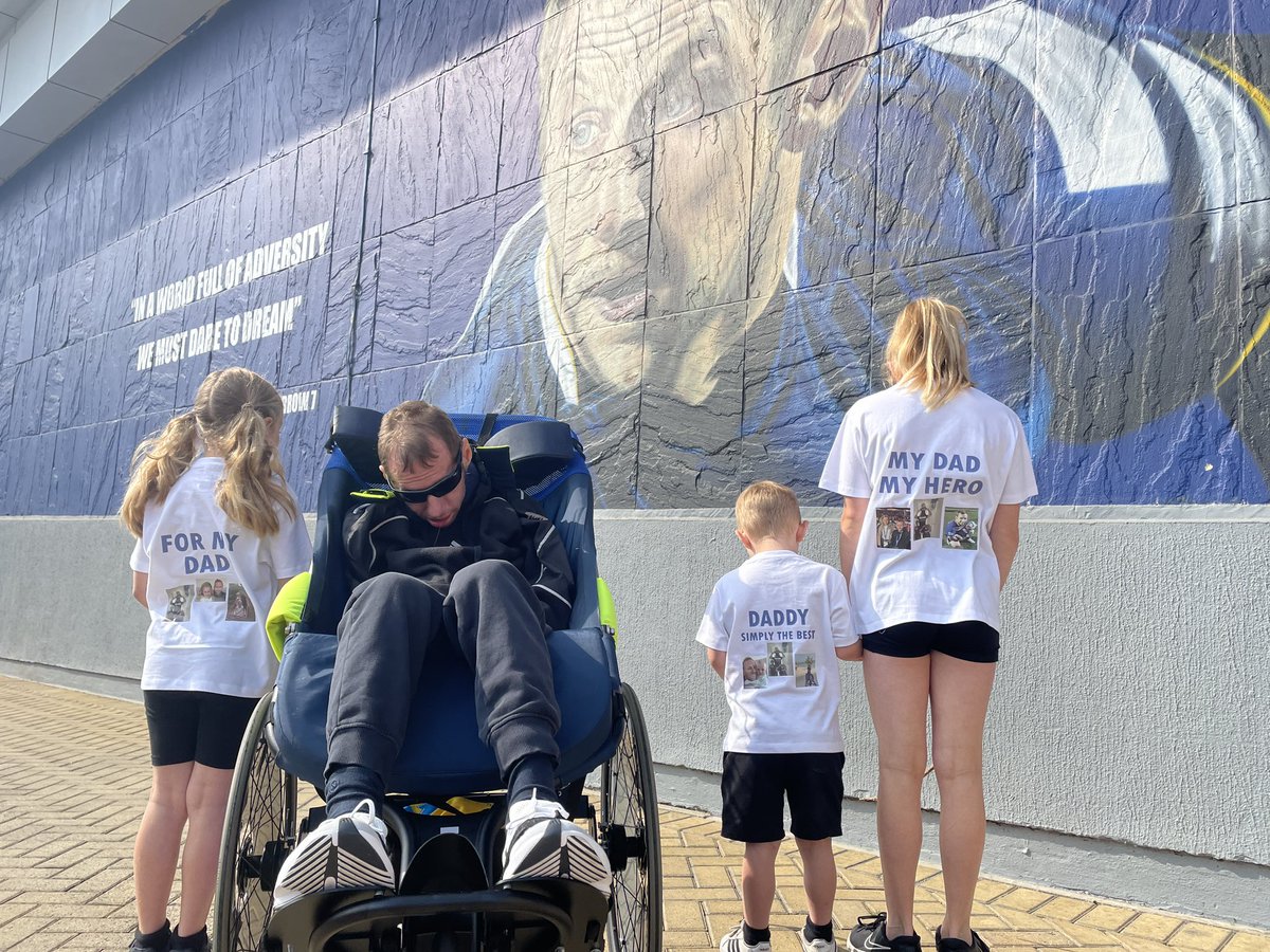 Such a powerful photo 💙🧡
#Leeds10k #mndawareness