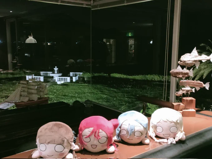 ホテルオハラ内で夜のたーんーけーん。リエラ1年ズの寝そべりぬいぐるみはフォロワーさんの所有ですが、その場をお借りして撮影させて頂きましたー。