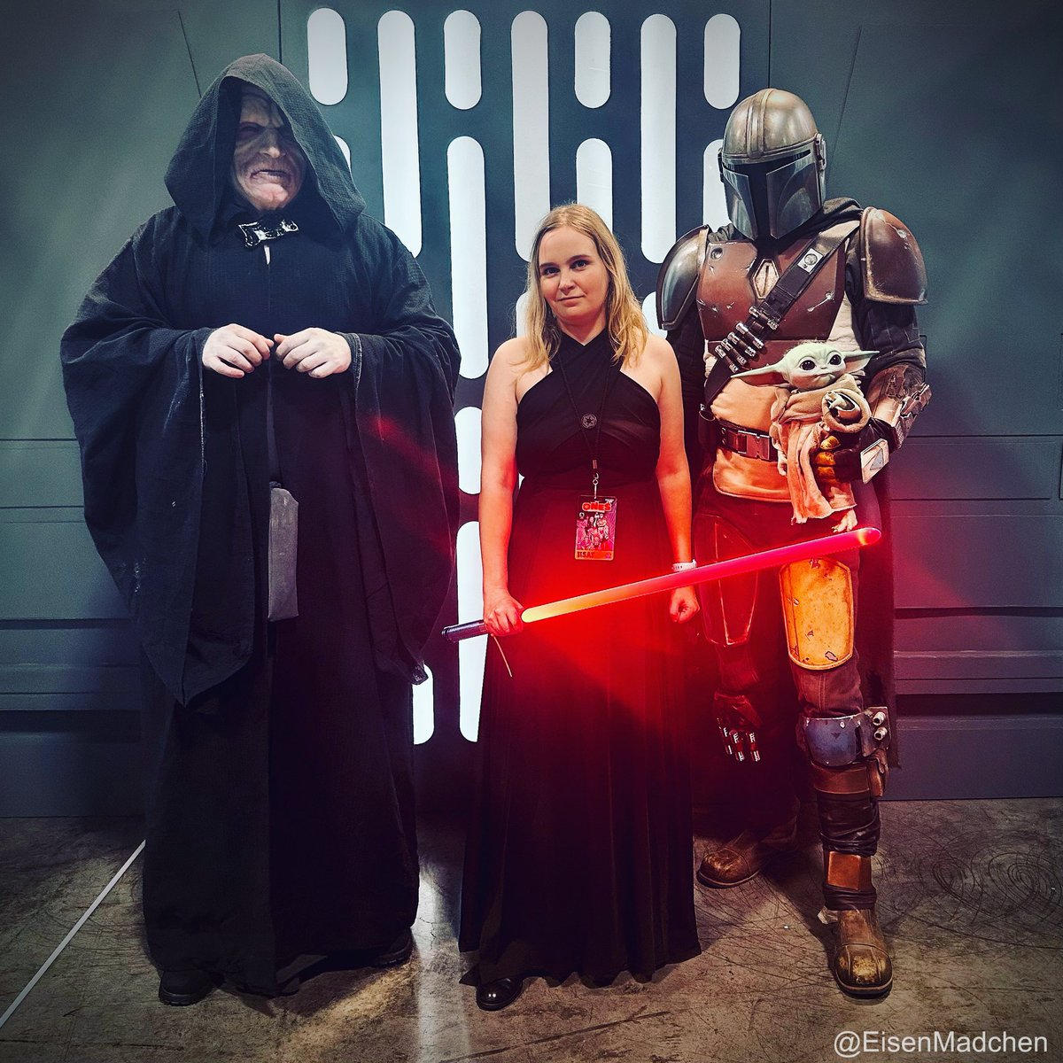 I crossed over to the Dark Side 😏😈 

#StarWars #AwesomeCon2023 #cosplay #cosplayer #starwarscosplay #starwarsnerd #cosplaygirl #cosplaying #cosplayphotography #cosplayphoto #disney #georgelucas