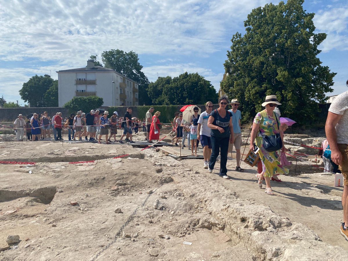 [🏺#JEArcheo] Aujourd'hui, a <a href="/villedetours/">Ville de Tours</a>, deuxième journée portes ouvertes pour les <a href="/journees_archeo/">Journées archéologie</a> ! Retrouvez les archéologues de l'<a href="/Inrap/">Inrap</a> et du Sadil 👷‍♂️👷‍♀️ sur le chantier des casernes Beaumont ! Visite du chantier et divers stands à découvrir ! 🏺💀