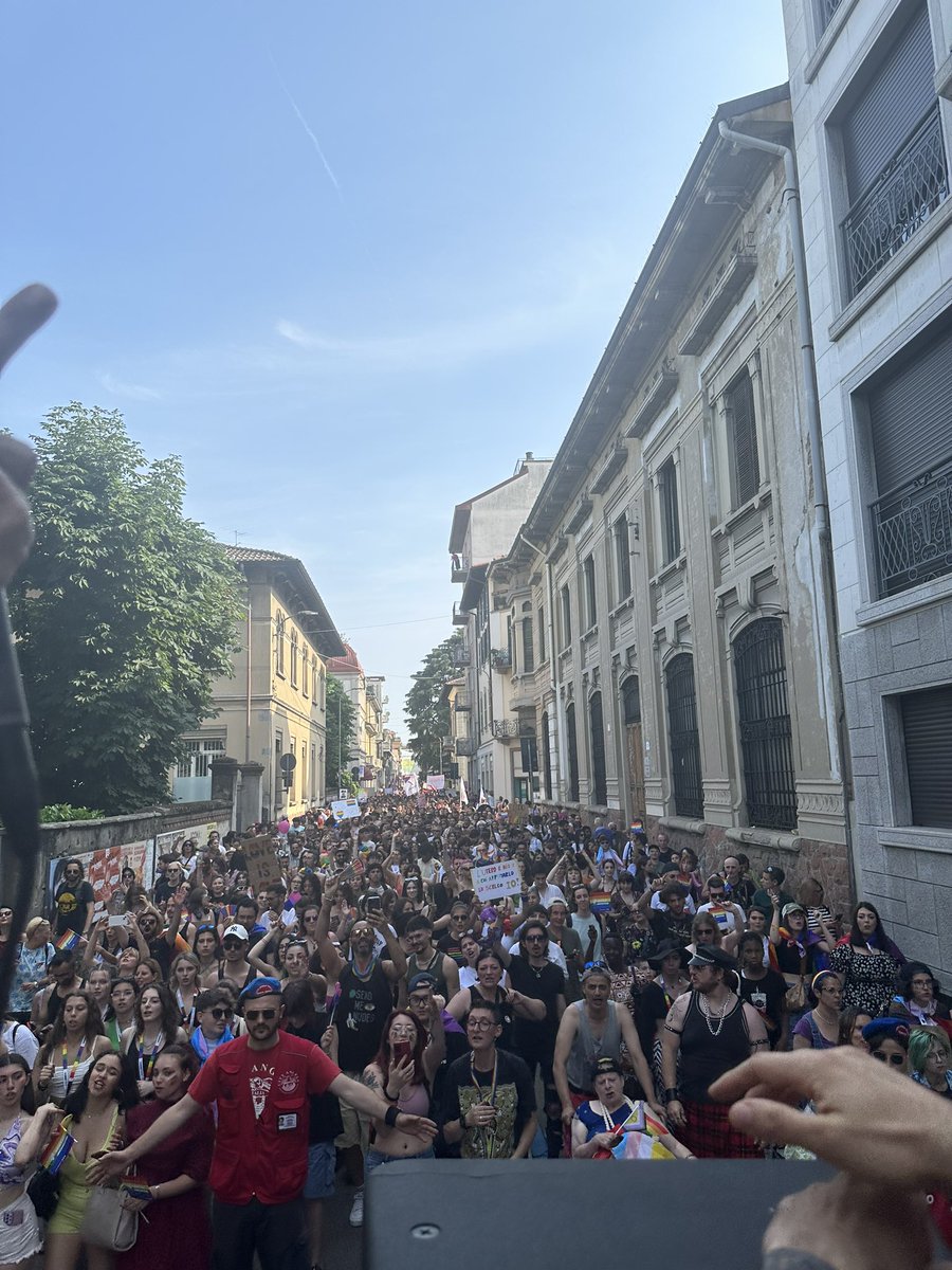 varesepride's tweet photo. 5000 persone al #VaresePride 🏳️‍🌈

#ondapride #arcigay #lgbt https://t.co/ZmGhtZx6Fg
