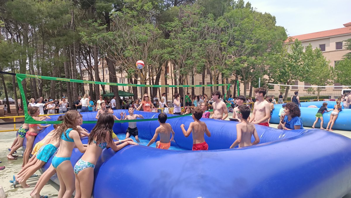 Ya en marcha el tradicional <a href="/watervoley/">WaterVoley</a> de #Zuera en el Colegio San Gabriel.

20 equipos participantes y un total de 65 jugadores y jugadoras, completan una edición de record. 

#Multivoley2023
