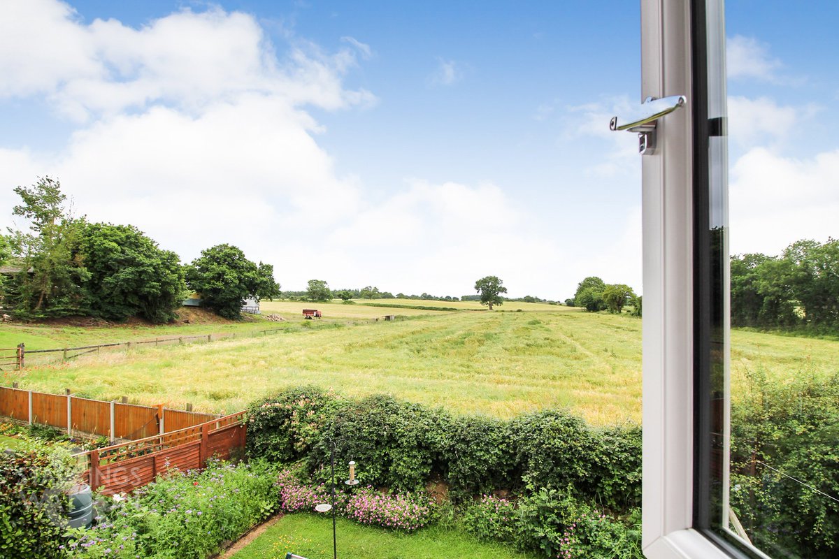 StarkingsWatson's tweet photo. Semi-Detached Home | 19' Sitting/Dining Room | 12' Kitchen | Three Bedrooms | Bathroom &amp; Cloakroom | Panoramic Field Views | Oil Fired Warm Air Heating | Garage &amp; Gardens

Offers In Excess Of £230,000
📍 Millside, Hales
🏡 View Full Details Here: https://t.co/QgEE1LQfoV https://t.co/U63UW21QE0