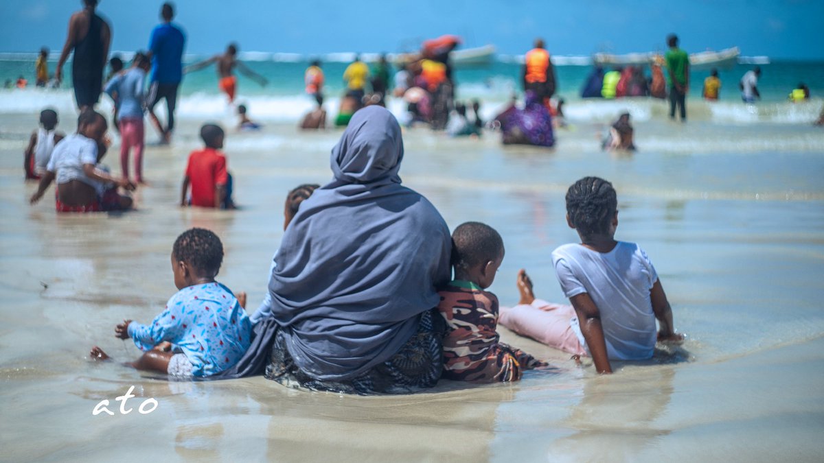📸 Capturing beautiful moments of #Somali families enjoying the breathtaking Mogadishu Lido Beach! 🌊Let's take a break from politics and embrace the joy of togetherness under the sun. ☀️ Unplug, unwind, and create memories that will last a lifetime. 📷 #Mogadishu #Lido