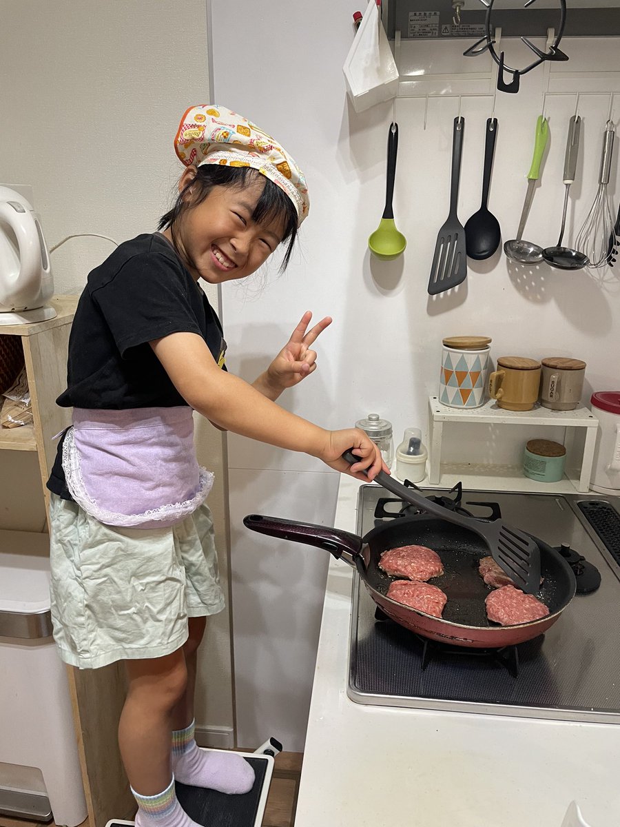 sagaroyal's tweet photo. 開店した②
嫁料理長にも感謝
こんなことしてもらって30日間働くパワーがチャージされました
涙目なのは特別バーガに塗られた多めのカラシのせいだZe https://t.co/B4tXCGKUlf