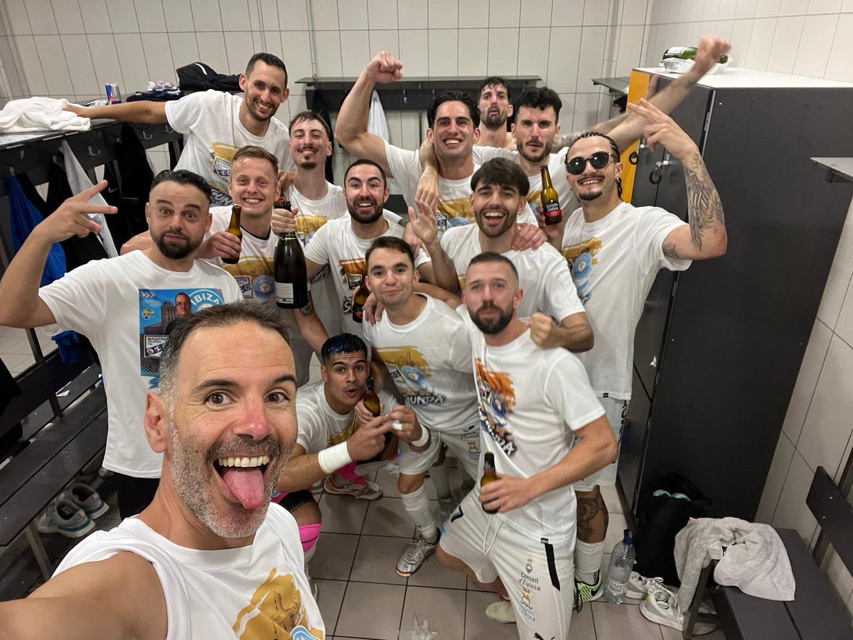 YerayValiente19's tweet photo. Ha sido un camino largo… Pero que bueno es disfrutarlo cuando estás entre colegas. ¡¡¡SOMOS DE SEGUNDA DIVISIÓN!!!🥇🏆🤩⚽️ https://t.co/KRiK2KSNWV