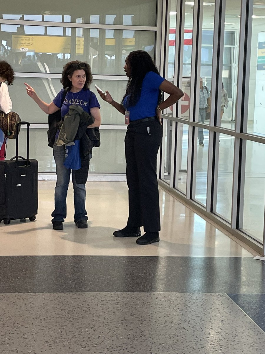 ewrstacey's tweet photo. United Summer Associates , Makini assisting with Term C way finding #wheresmygate @rodney20148 @csarkari @skarabetian @MalkowskiAneta https://t.co/x8YK4AqOLb