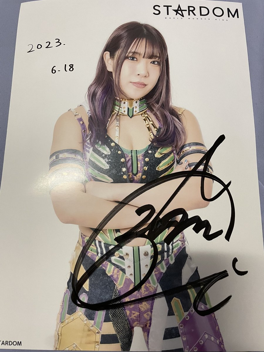 k9cpt07's tweet photo. コロナ禍で数年越しの対面でのサイン💦やはり背が低いもののマッチョでテクニシャンな自分は飯田沙耶選手、AZM選手、そして��カノ似の琉悪夏選手（笑）にサインいただきました😊NMB48のチケホル下げてったら琉悪夏選手詳しくてたじたじだったな💦
#STARDOM   #サイン会  #飯田沙耶 #AZM   #琉悪夏 https://t.co/GJJY1lPRs7