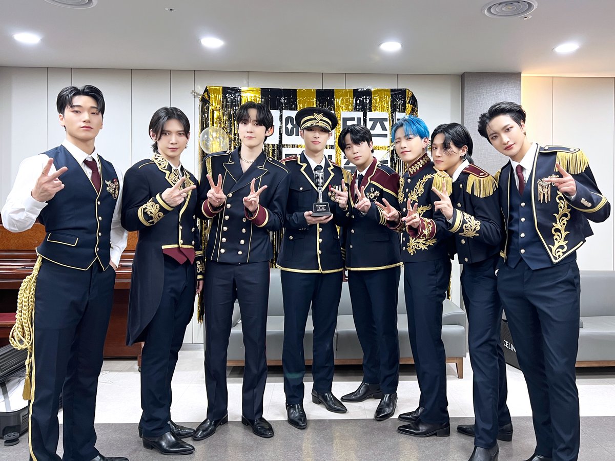 ATEEZofficial's tweet photo. [📷] KBS2 '불후의 명곡' Behind Photo 
⠀
거친 파도에도 굴하지 않는, 
영웅들을 위한 진정성 담긴 무대로
사람들을 매료시킨 에이티즈였습니다🌊
⠀
#불후의명곡 #ATEEZ #에이티즈 https://t.co/wrK6Tk5qWb