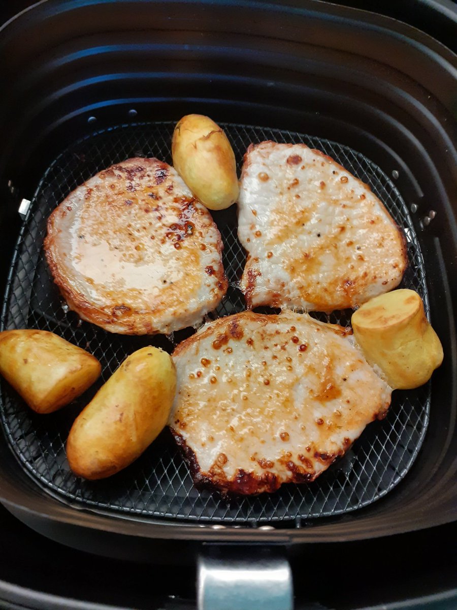 KCoooooking's tweet image. First attempt at the Philipps XXL air fryer , pork and potatoes  came out more than perfect in 13 minz.....holymoly #chefk where has this been all my life.....