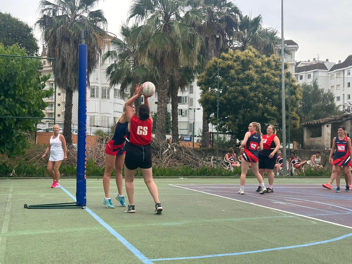 NetballSwp's tweet image. Last game of the day 
A loss against The Dome.

Dome 9 - 7 Daffo-fillies 🌼 

#SWPNETBALL #LORETDEMAR #SunsportTours #Womeninsport
