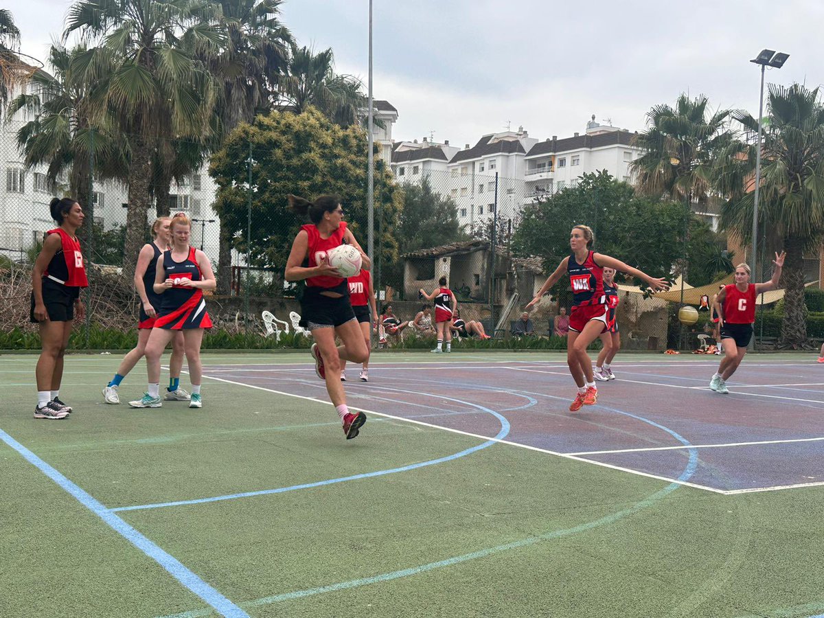 NetballSwp's tweet image. Last game of the day 
A loss against The Dome.

Dome 9 - 7 Daffo-fillies 🌼 

#SWPNETBALL #LORETDEMAR #SunsportTours #Womeninsport