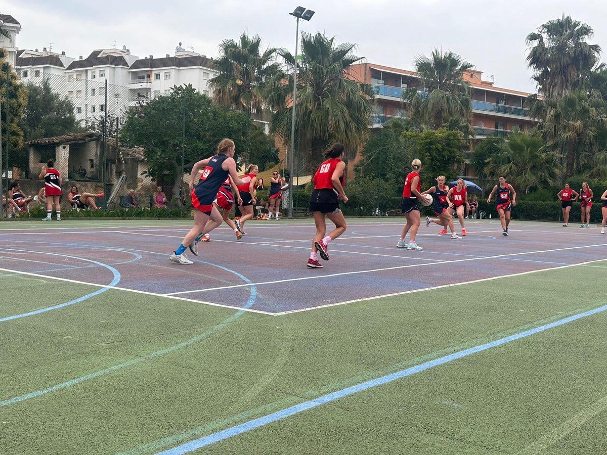 NetballSwp's tweet image. Last game of the day 
A loss against The Dome.

Dome 9 - 7 Daffo-fillies 🌼 

#SWPNETBALL #LORETDEMAR #SunsportTours #Womeninsport