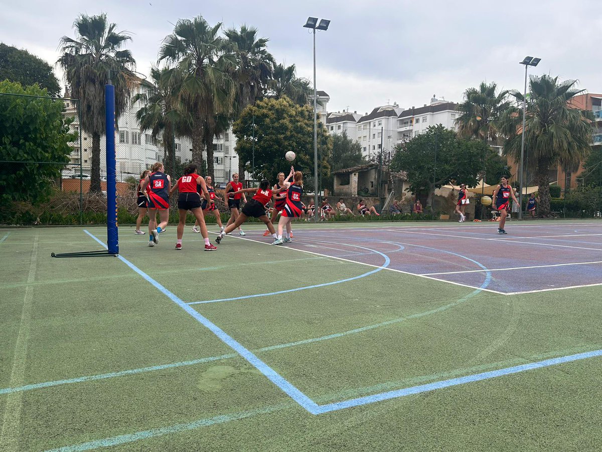 NetballSwp's tweet image. Last game of the day 
A loss against The Dome.

Dome 9 - 7 Daffo-fillies 🌼 

#SWPNETBALL #LORETDEMAR #SunsportTours #Womeninsport