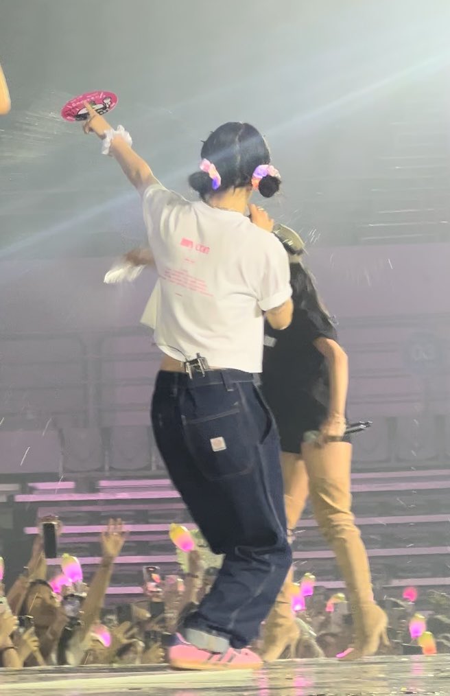 swfs4x4's tweet photo. Not moonbyul purposefully taking out the straw from the bottle and giving to hwasa so she could spray the audience they are such a menace https://t.co/ToQwwVgY6K