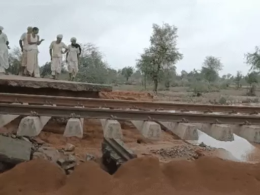 PHOTOS और VIDEO में बिपरजॉय के बाद गुजरात के हालात: बनासकांठा में 8 इंच बारिश से बाढ़, थराद में 2 गांव डूबे
dainik-b.in/WS5mWAIkJAb 
#Gujarat #BiparjoyCyclone