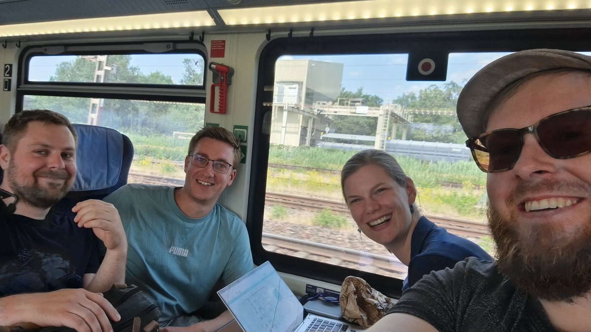 Auf geht's zum <a href="/mad_summit/">MAD Summit</a> mit <a href="/renke2/">Renke Grunwald</a> , Gabriel und Hendrik.🤗 <a href="/_openknowledge/">OPEN KNOWLEDGE GmbH</a>