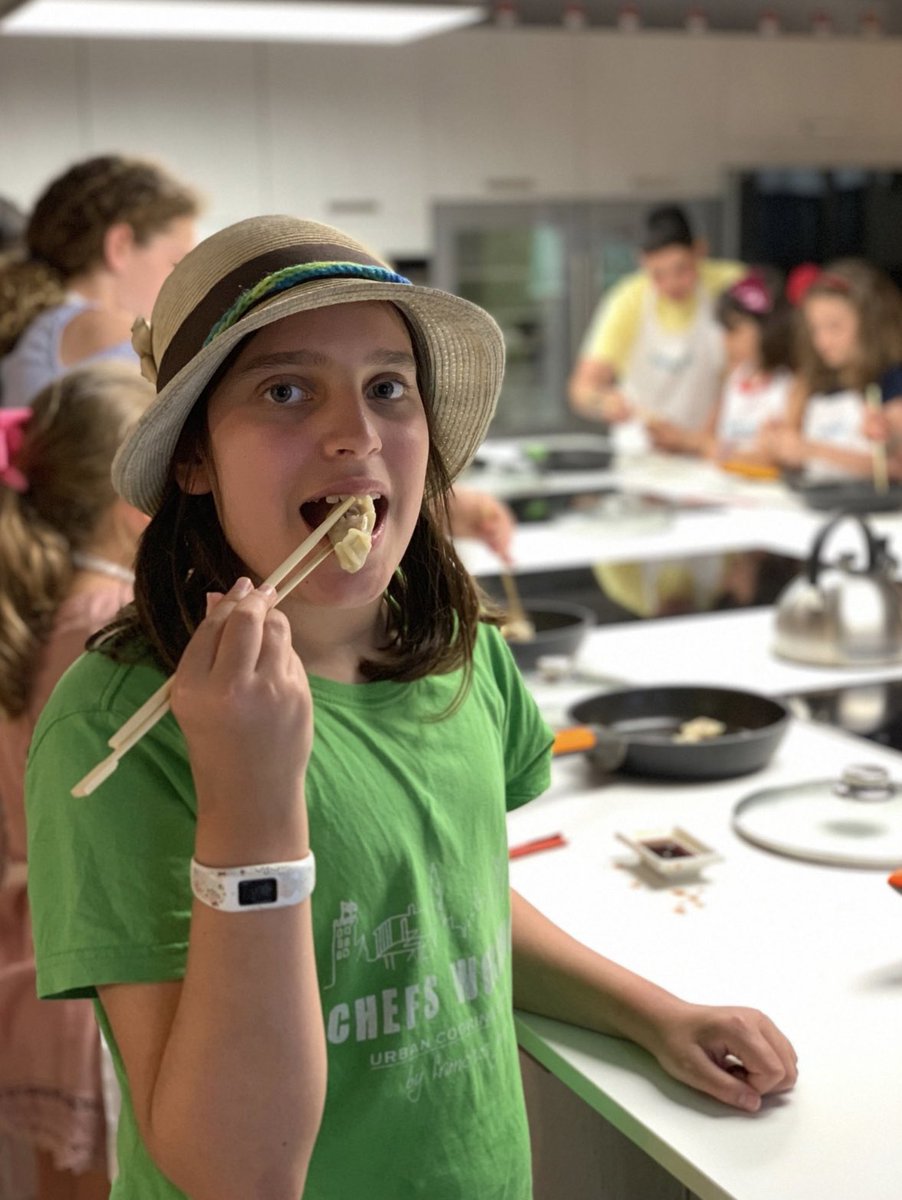 chefsworking's tweet image. Un año mas, y ya son ocho, organizamos los cursos de cocina para niños en verano. Tenemos programadas cuatro semanas de talleres para niñ@s con edades comprendidas entre los 7 a 14 años. Una forma de divertirse cocinando y aprendiendo este verano.  
chefsworking.es