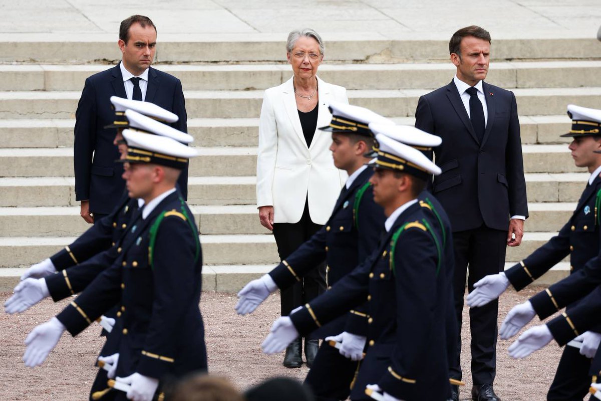 Elisabeth_Borne's tweet photo. En ce jour anniversaire de l'Appel du général de Gaulle, rendons hommage à son courage. Il a changé le cours de l'Histoire en refusant l’esprit de défaite.

Souvenons nous de ce moment fondateur qui a donné naissance à la Résistance et à l'espoir d'une France libre.

#18juin1940 https://t.co/X6WUtBU0gM