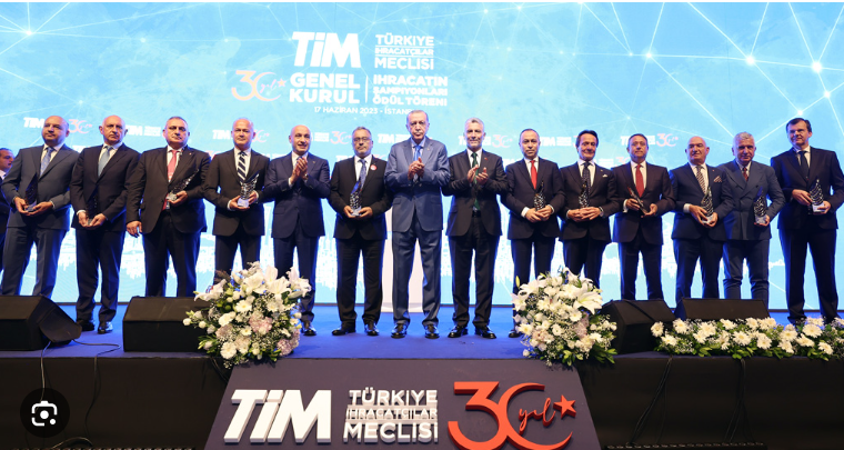 Ülkemizin İhracat Şampiyonları, Borsamızın da gururları arasından çıktı. (TİM Ödül töreninden)
HİZMET İHRACI
1. #THYAO
2. #PGSUS
5. #TAVHL 
MAL İHRACI
1. #FROTO 
2. #TUPRS 
6. #VESTL 
7. #ARCLK 
9. #TOASO