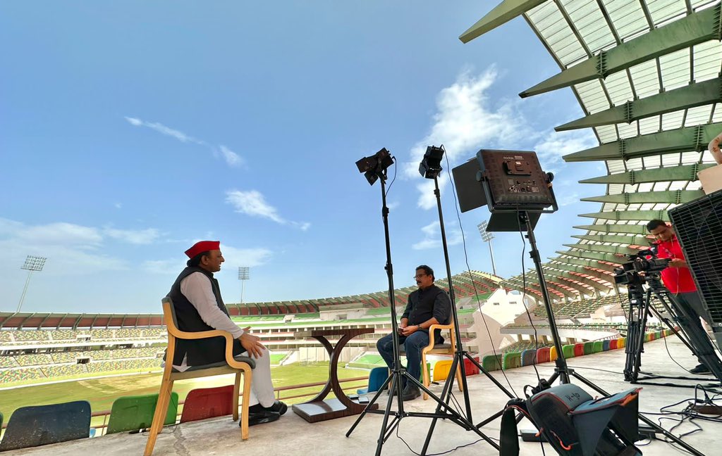 yadavakhilesh's tweet photo. अब केवल ‘आजतक’ की बात करने से बात नहीं बनेगी ‘कलतक’ की बात करनी पड़ेगी क्योंकि हमारी आँख भविष्य पर है। https://t.co/Wb2axbUhl3