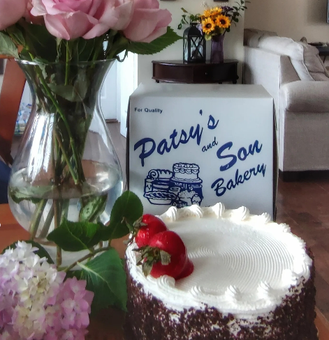 nyplatform2024's tweet photo. @LIConnection every town the fellas who ride the @LIRR working 9 to 5,is @CGasparino riding the port Washington line over to @Scaramucci house to see @DeidreScaramuc2π€for #FathersDay cake from Patsy's & Son Italian Bakery' in Lindenhurst NY! 4/more #longislandproblems https://t.co/TjJrwfdNpG https://t.co/CdZuoNMNX5