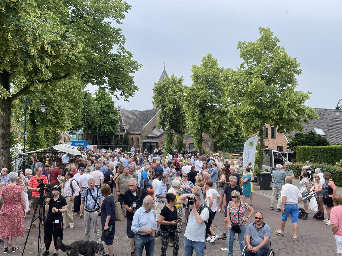 Vanmiddag boekpresentatie ‘Alsof de hemel naar beneden kwam’. Dit boek is geschreven in opdracht van de gemeente door Edith Hazelzet en gaat over de valwind van Leersum e.o van 18 juni 2021. Vandaag al 750 exemplaren uitgereikt aan inwoners.