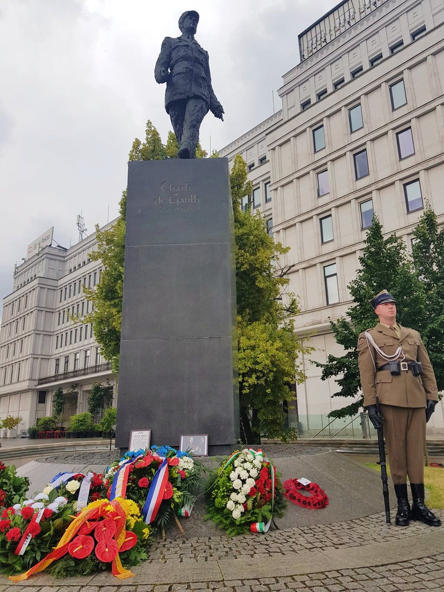 MiriamPeluffo's tweet photo. Oggi @ItalyinPoland ha partecipato alla cerimonia in occasione dell'83° anniversario dell'appello🎙️ del Generale Charles #deGaulle, il #18giugno 1940, organizzata dall' @Amb_Francji Frédéric Billet . 🇮🇹🇫🇷🇵🇱 https://t.co/Ln4C7FFGxw