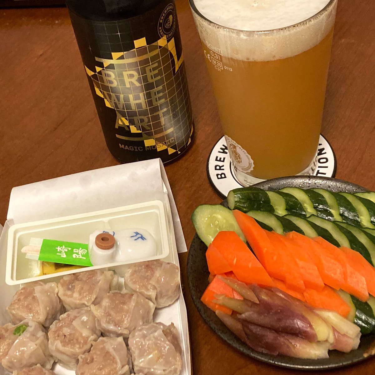 satodainu's tweet photo. バタバタの週末が終わって、食材のない家に帰ってきて、 #崎陽軒 のシウマイにきゅうりとニンジンとみょうがのぬか漬けに #BrewHeart の Magic Mosaic。
あれこれ疲れたけど、パキッとした感じの hazy IPA でちょっと元気になれる。シウマイ美味い。 https://t.co/zn66FnwTaW