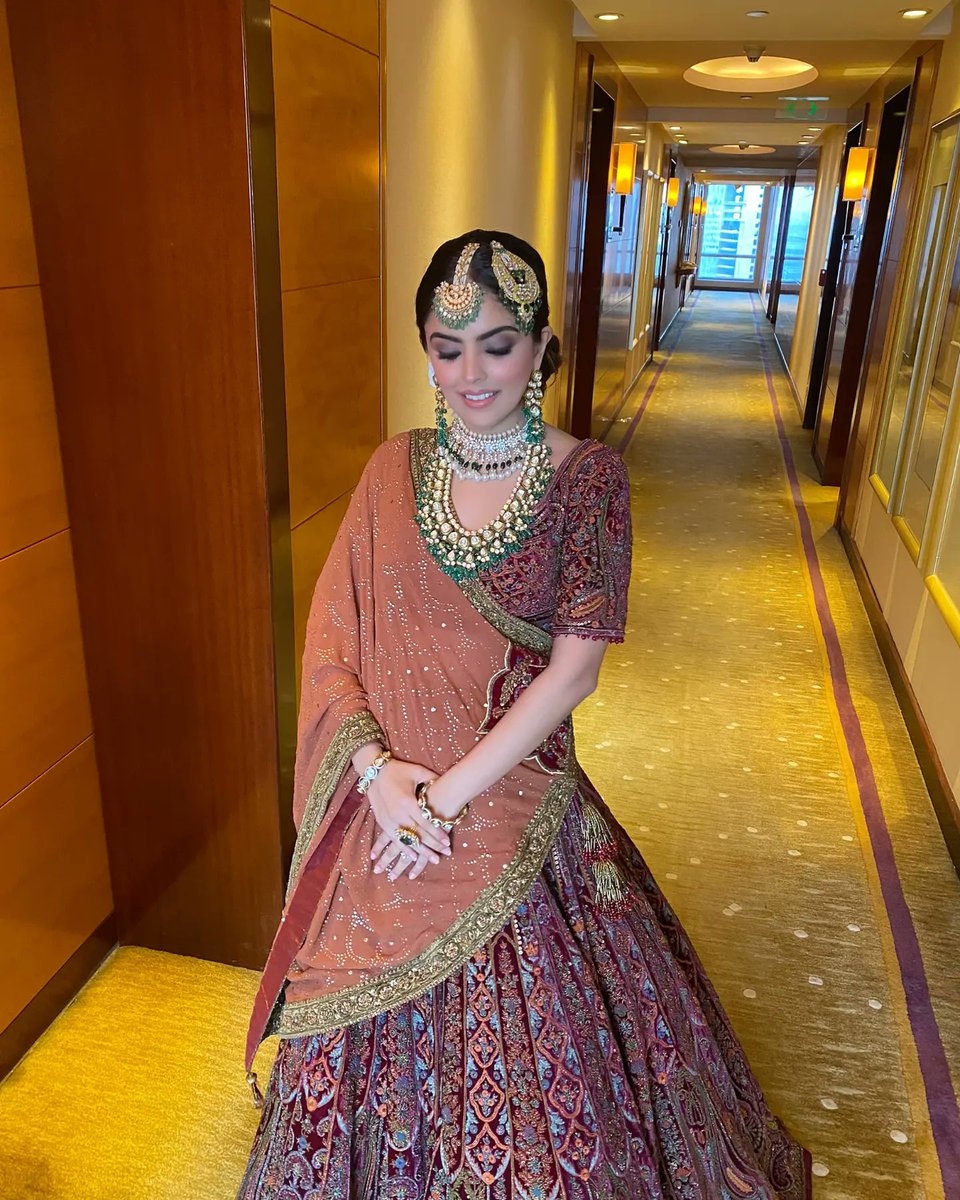 She looked the most beautiful just like herself on her wedding day.

Beauty: @ojasrajani

#ojasrajani #ojasrajaniacademy #ojasrajanibride #bridesofojasrajani #wedding #weddingmakeup #indianbride #northindia #northindianbride #dubaiwedding #dubai #dubaibride #kashmir #kashmirbride
