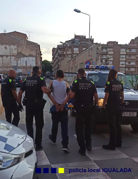 👮‍♂️ A les 7h detenim, en un dispositiu amb <a href="/mossos/">Mossos</a>, el presumpte autor de l'incendi de diversos contenidors al sud d'Igualada.

Un home de 46 anys a qui s'atribueix delicte de desordres públics, incendi, danys i delicte de resistència i desobediència.

#PoliciaLocalIgualada

(1/3)