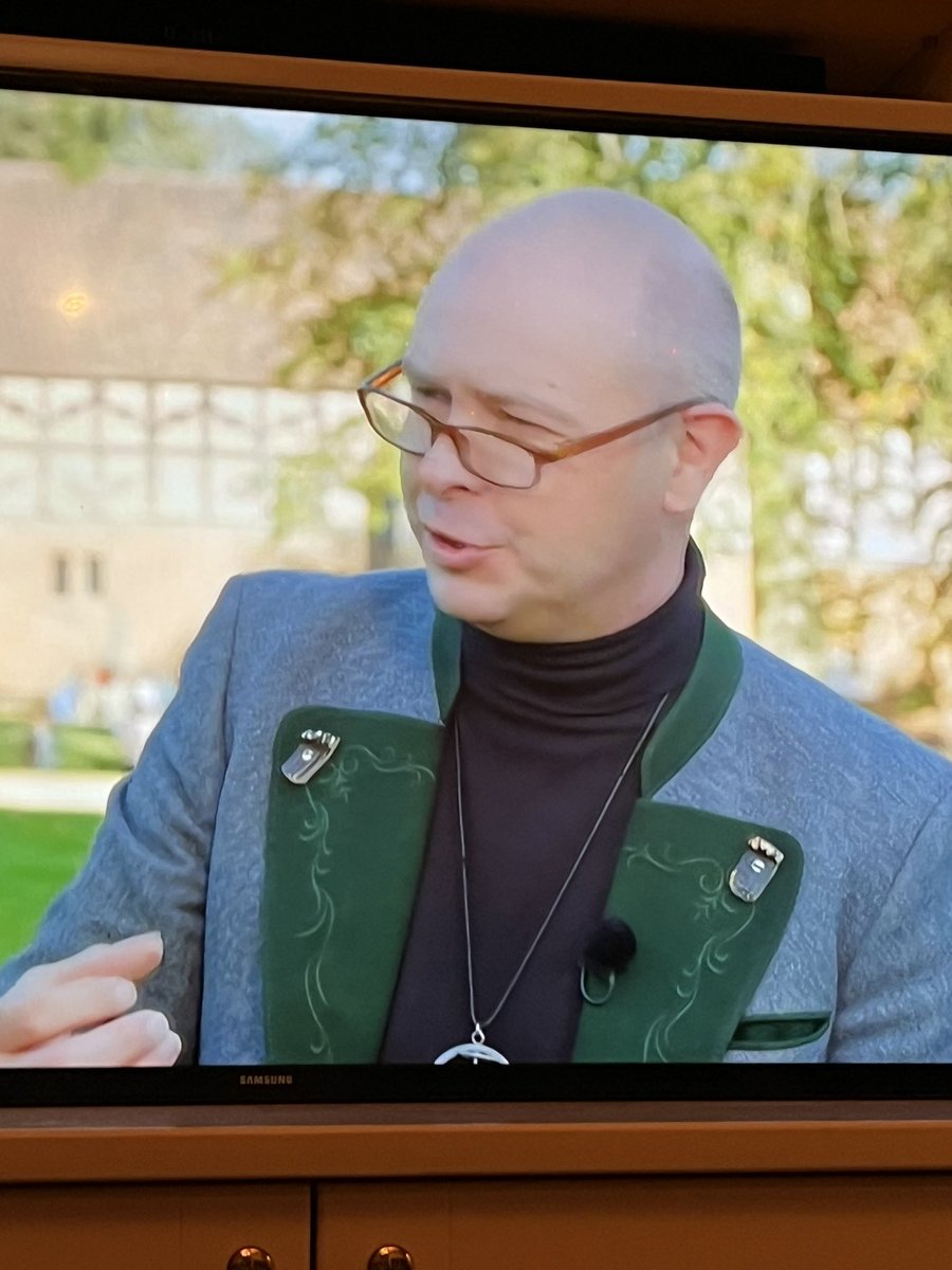 Can anyone source me this jacket? #antiquesroadshow #findfashion #whatjacketisthis #FashionWeek #fashionnews