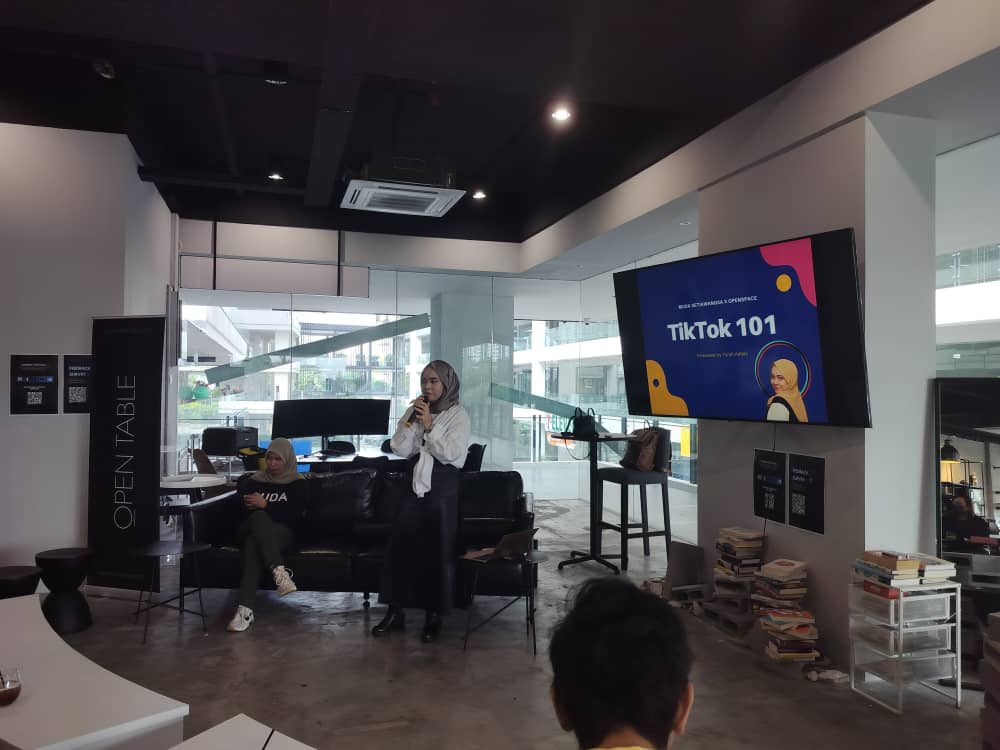 pharie's tweet photo. selesai sudah program Tik Tok 101 ; Basic Content Creation &amp; Affliate Guide anjuran @mudasetiawangsa di @overtimecafe_my tadi.Byk ilmu yg telah dikongsi bersama dr speaker @sepisunflower ttg cara ² yg berkesan utk jana pendapatan melalui Tik Tok.Semoga dpt bermanfaat. #MUDA https://t.co/s21Q5sCIBM