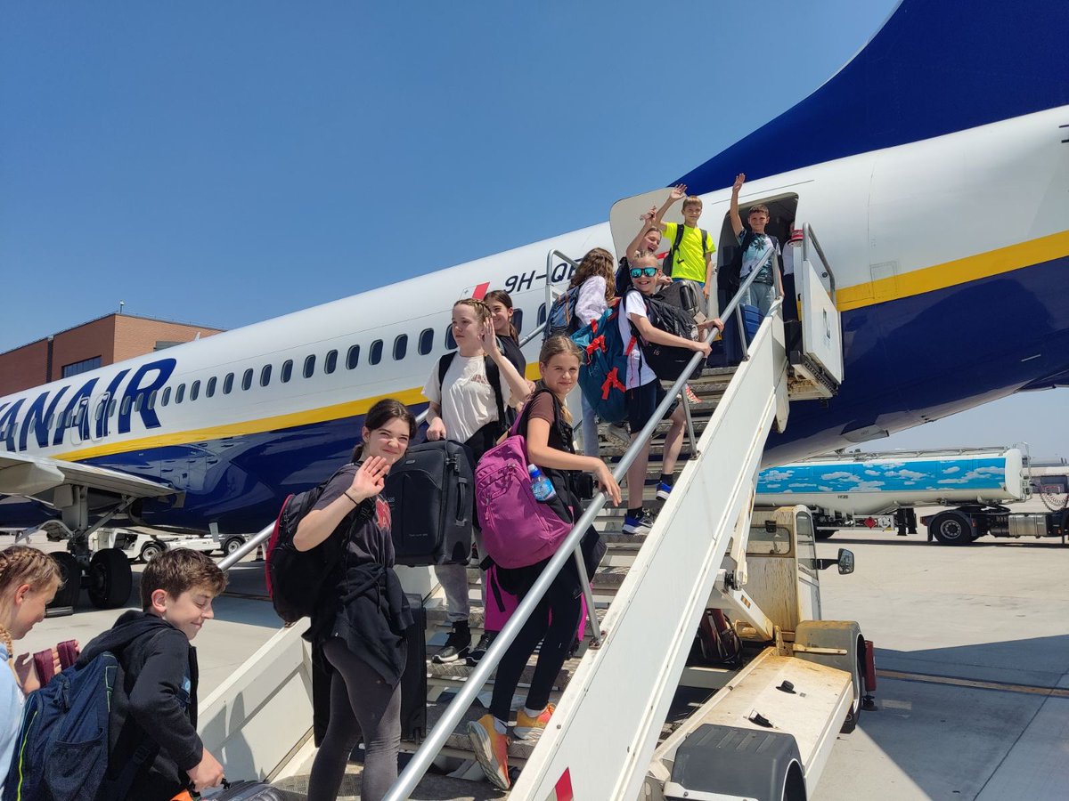 OSsencur's tweet image. Prvi dan naše Erasmus+ izmenjave v  Španiji smo zaključili v dežju in peni.
#ossencur #erasmusplus #cmepius #Spain #Zuera