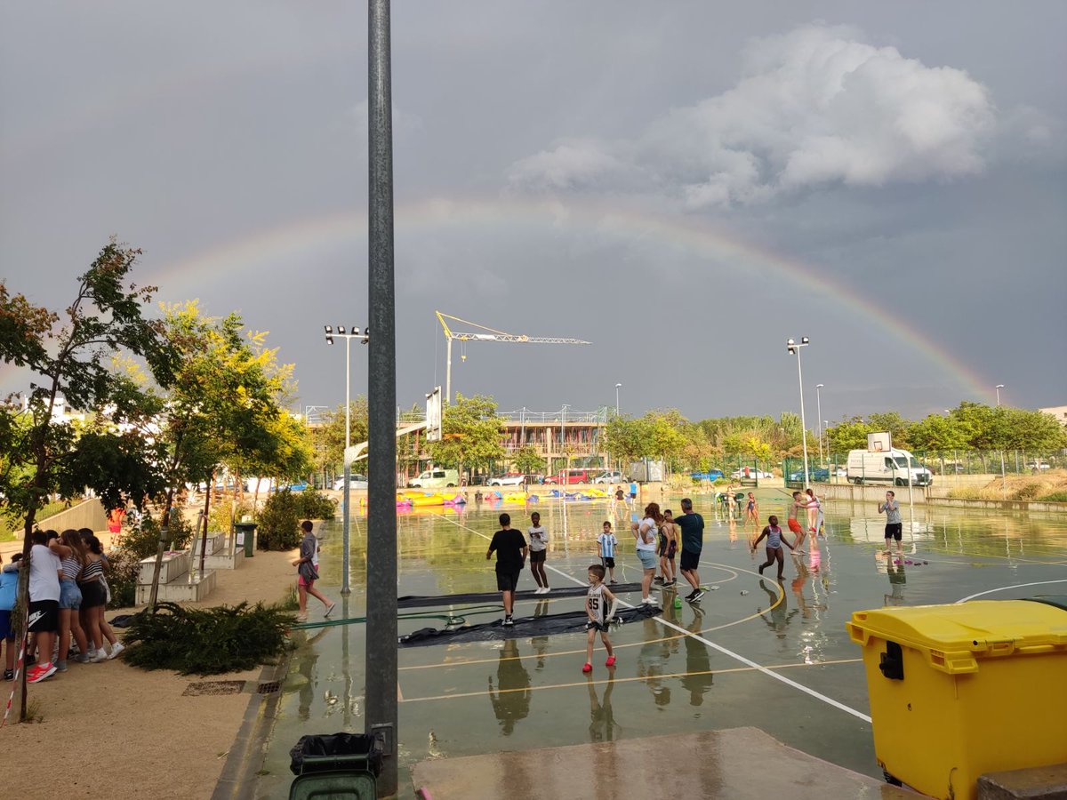 OSsencur's tweet image. Prvi dan naše Erasmus+ izmenjave v  Španiji smo zaključili v dežju in peni.
#ossencur #erasmusplus #cmepius #Spain #Zuera