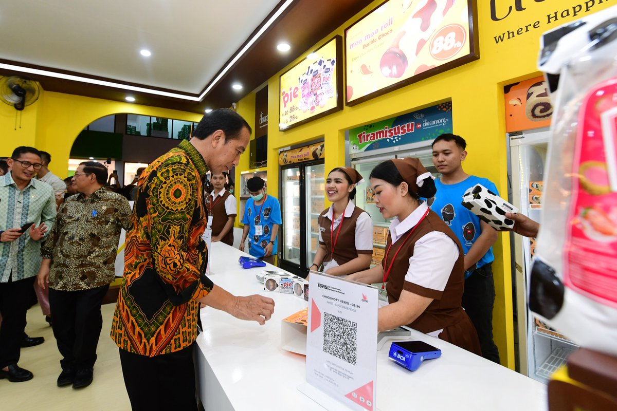 Shinob1_Konoha's tweet photo. Ketua Panitia Jakarta Fair 2023 Karuna Murdaya mengapresiasi kehadiran Presiden Jokowi dalam ajang pameran tersebut. Menurutnya, kehadiran Presiden Jokowi sebagai salah satu bentuk upaya pemerintah dalam mendukung pameran industri produk-produk unggulan di Tanah Air. https://t.co/0d5p6WXJfr