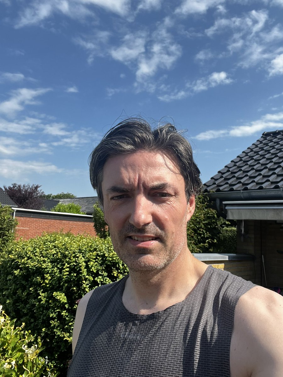 jeppebladt's tweet photo. Varm løbetur men kæmpe anbefaling til den her Craft Pro Dry Nanoweight SL mesh top💦💦 Super let og åndbar👍 #twrunDK https://t.co/2hqK1XuhAz