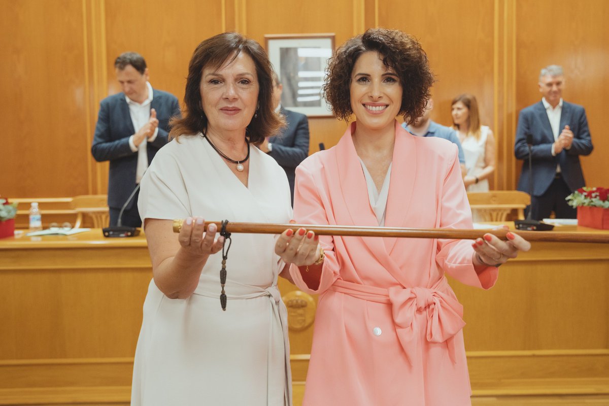 Tras 24 años como alcaldesa de <a href="/quartdepoblet/">Quart de Poblet</a> he entregado la vara de mando a mi compañera <a href="/Cristina_M_L/">Cristina Mora Luján</a>
Agradezco a mis vecin@s la confianza y el cariño, y a mi partido <a href="/psoequart/">PSOE Quart de Poblet</a> haberme dado la oportunidad.
Seguiré trabajando por #QuartdePoblet allá donde esté.