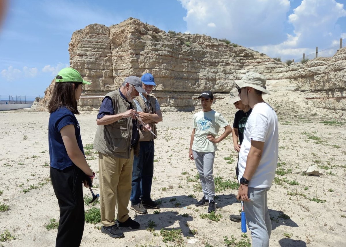 GEOSEN_Madrid's tweet photo. Ayer Geologia en el campo con nuestros representantes en las Olimpiadas Internacionales de las Ciencias de la Tierra: Abel Jaime Nil y Raúl. Desde las rocas antiguas de los Montes de Toledo hasta los depósitos continentales miocenos de la Mesa de Ocaña https://t.co/BQuW5wN68R