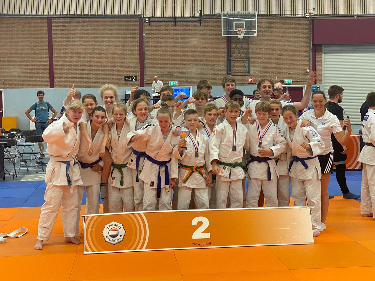 TopJudoUtrecht's tweet photo. Jongens TEAM -15 tweede tijdens NK Jeugdteams!! Meisjes TEAM -15 vijfde!!
Het was een lange dag, maar in een geweldige sfeer en een goede Teamspirit.
#Talentontwikkeling #Judo #JBNTalentpartner #SamenSterker #TeamworkMakesTheDreamWork #Gefeliciteerd https://t.co/v2seV8aCvY