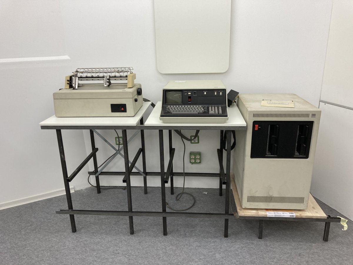 norbert_kehrer's tweet photo. @Computeum Der Sneak-Preview war wirklich hochinteressant. Vielen Dank an Josef und vor allem Hans für die spannenden Erklärungen. Mein persönliches Highlight war die IBM 5110, der erste Rechner an unserer Schule. Der "Kühlschrank" ist nur das Diskettenlaufwerk, nicht der Computer! 😀 https://t.co/RbIGf86XiG