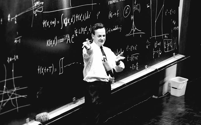Sorun insanların eğitimsiz olması değil.

Sorun şu ki, insanlar kendilerine öğretilenlere inanacak kadar eğitilmişler ve kendilerine öğretilenlerden herhangi bir şey sorgulayacak kadar eğitimli değiller.

—Richard Feynman