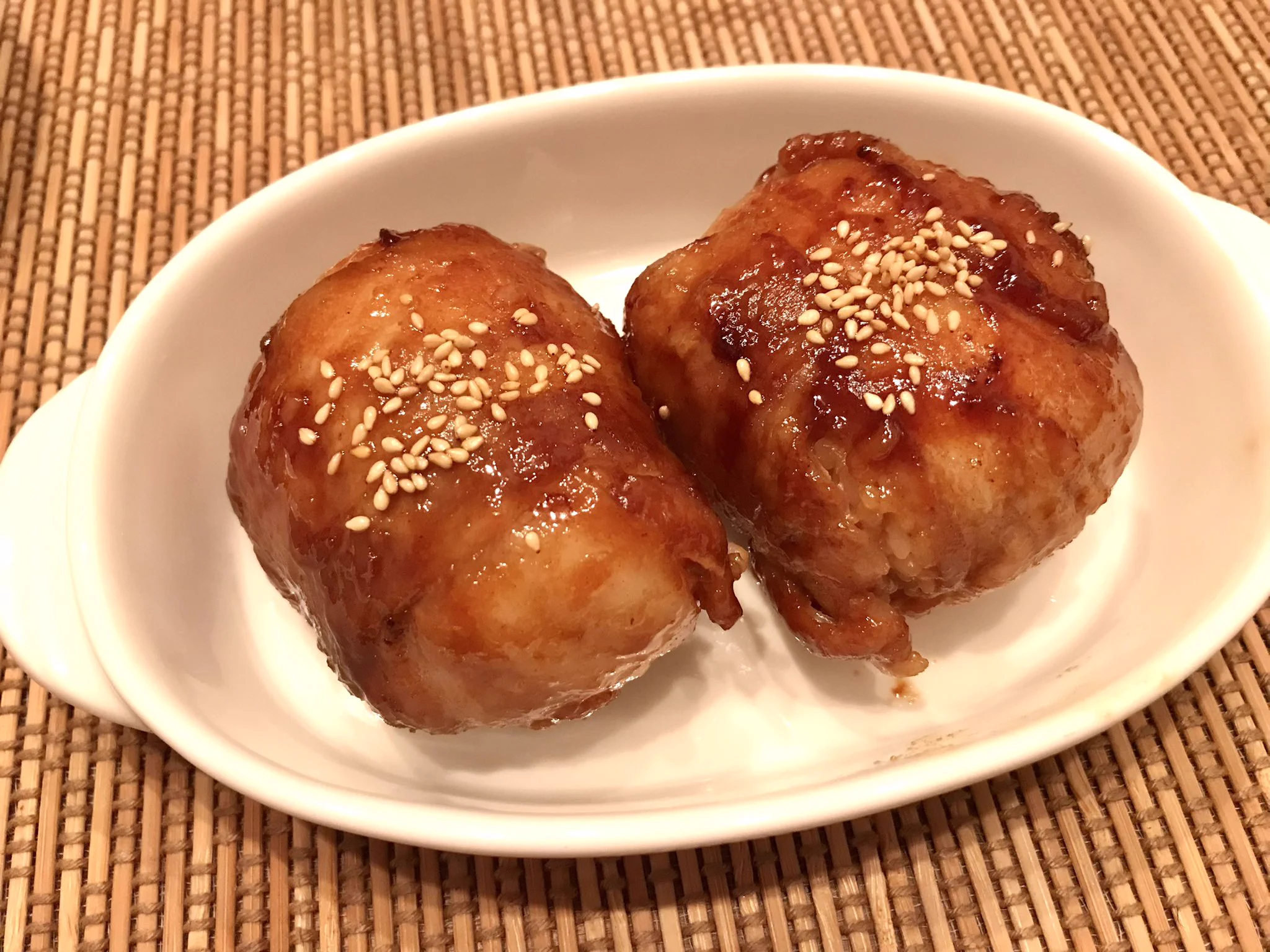 見ていて思わずお腹が空いてきちゃうくらい美味しそう！とっても美味しそうな「肉巻きおにぎり」のレシピ！