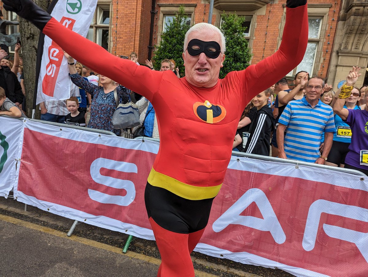 tamesideradio's tweet photo. Mr Incredible is warming everyone up with sweet Caroline.
#TOT23 #TOT2023 #TourOfTameside #Highpeak @SPARintheUK @JigsawHG https://t.co/88HsUZpwnw