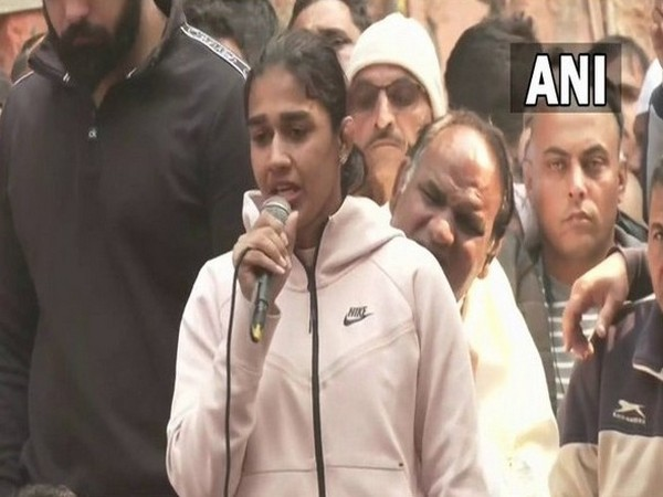 Babita Phogat attacks Sakshi Malik, calls her 'Congress puppet'

Read @ANI Story | aninews.in/news/national/…
#WrestlerProtest #SakshiMalik #BabitaPhogat #WFIChief #BrijBhushanSharanSingh