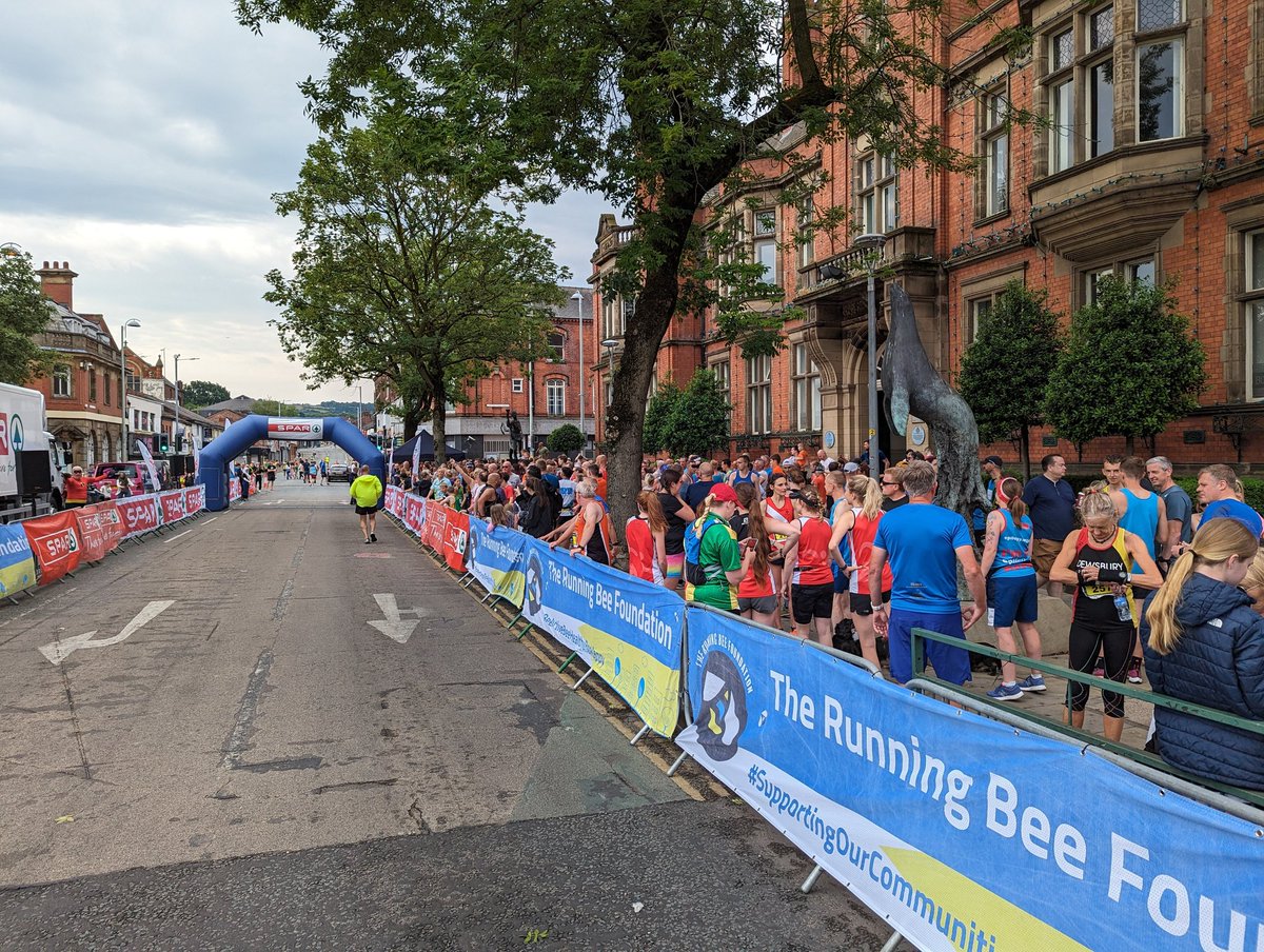 tamesideradio's tweet photo. Mr Incredible is warming everyone up with sweet Caroline.
#TOT23 #TOT2023 #TourOfTameside #Highpeak @SPARintheUK @JigsawHG https://t.co/88HsUZpwnw